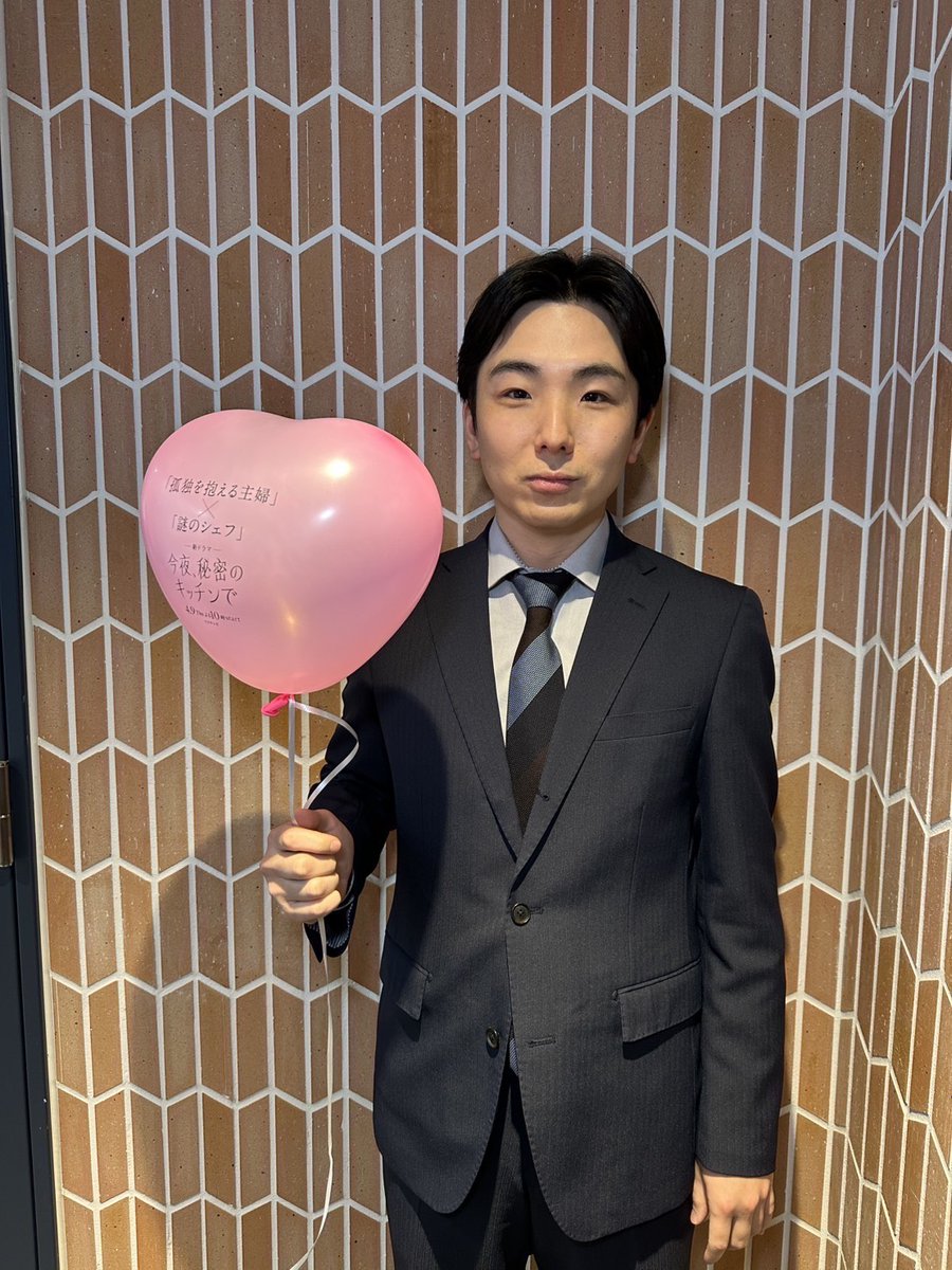 himi2_kitchen's tweet photo. ＼PRイベント1日目ありがとうございました🎈／

本日のPRイベントにお越し頂いた皆様
ご参加ありがとうございました🌕💕
楽しんでいただけましたでしょうか⁇👀

応援にかけつけてくださった
#森優作 さんと #YU さん
ありがとうございました✨

明日5日(日)も11時〜18時にて
下北沢駅前でPRイベントを開催します💫
ラフくんは本日に引き続き参加予定です🐶

明日もご参加お待ちしております！

※イベントは風船がなくなり次第、終了となります。
※駅及び駅係員へのお問い合わせはご遠慮ください。
※ご参加の際は、通行の妨げにならないようにご注意いただき、ご自身と周囲の安全を十分ご確認の上でお楽しみくださいますようお願い申し上げます。

#今夜秘密のキッチンで