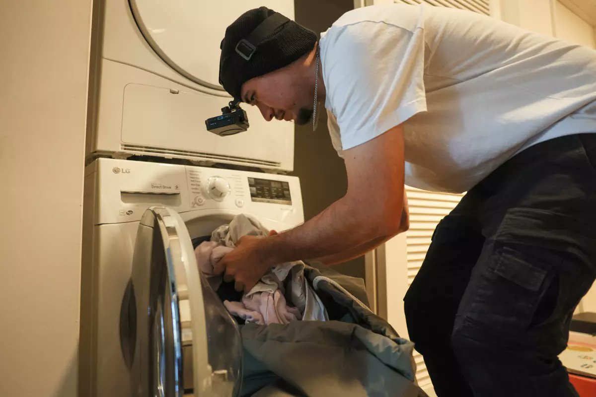 hermanslon's tweet photo. People are already training robots to wash dishes.

A new layer of the gig economy is here: people get paid to wear cameras and record everyday chores like cleaning, laundry, and cooking so the footage can train robots. https://t.co/074tp4ezIx