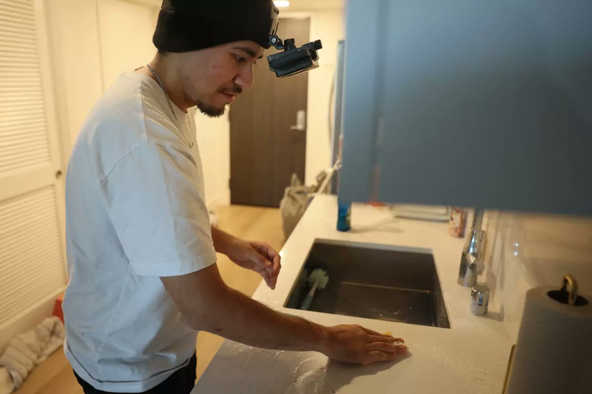 hermanslon's tweet photo. People are already training robots to wash dishes.

A new layer of the gig economy is here: people get paid to wear cameras and record everyday chores like cleaning, laundry, and cooking so the footage can train robots. https://t.co/074tp4ezIx