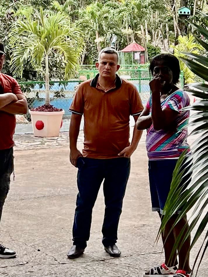 Su nombre real es Edy Enrique Jorge Garay.
Tú eres el mayor responsable del holocausto que se vive en el zoológico de Camagüey. Eres el culpable directo de la muerte de cientos de animales que se han ido muriendo de hambre y abandono bajo tu mando.
Eres el rostro más repugnante