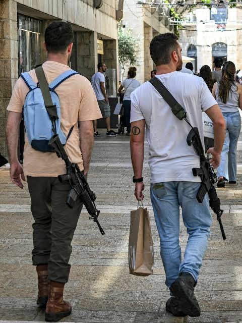 muncco's tweet photo. @EYakoby The civilians: 👇🏽 https://t.co/tAgVH5hcom