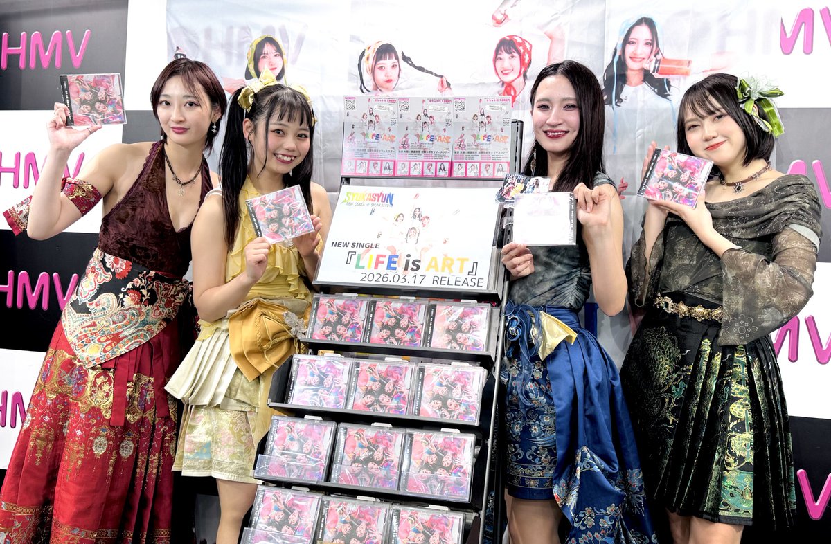 HMV_Sannomiya's tweet photo. 【新章☆大阪春夏秋冬】  
‧⁺ ⊹˚.━━━━━━━━
　　 HMV三宮に
 \ #しゅかしゅん / が！
        帰ってきた！
   ━━━━━━━━‧⁺ ⊹˚.
本日は『LIFE is ART』
リリイベ！ありがとうございました！
MCでの楽屋サインはコチラ！

また、帰ってきてくださいねー！
#大阪春夏秋冬 https://t.co/iWFMMV86Xd