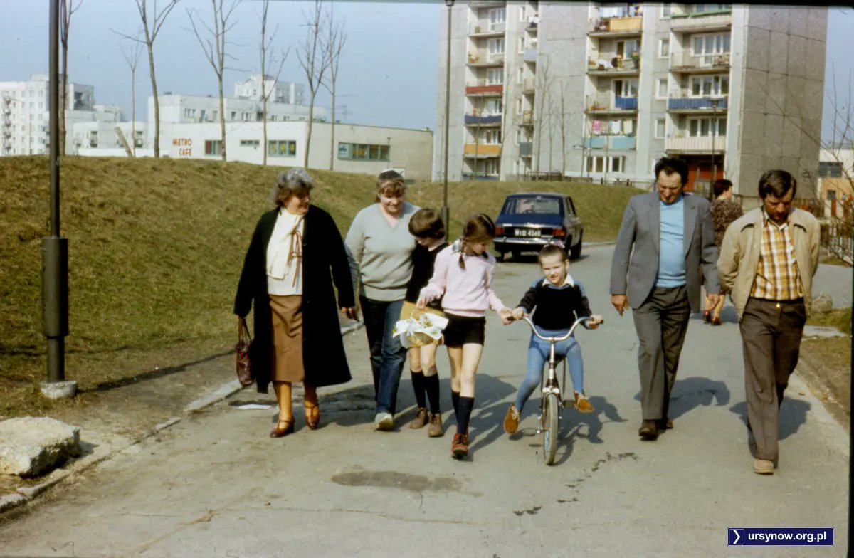 URSYNOW_ORG_PL's tweet photo. Wracając z kościoła skoczymy na obowiązkowe lody do Cafe Metro. Wielka Sobota na Ursynowie, rok 1989 lub 1988. Jeżeli '89, to jest to ostatnia Wielkanoc w PRL-u. Alleluja!
Więcej zdjęć w artykule.
https://t.co/TCbI2z0UTT
Fot. Cezary Jaronczyk https://t.co/9xBmFDBOuP