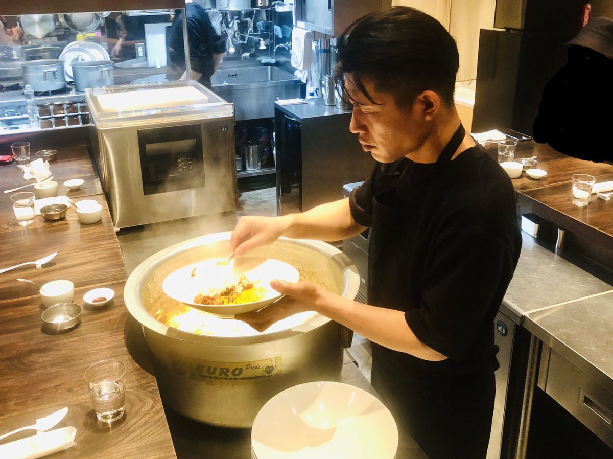 神田小川町 ビリヤニ大澤
マトンビリヤニ

3/20のチキン以来10回目の大澤さん。

バスマティがほわっとスパイシーに香りつつ多層的なスパイスがマトンの旨味に染み込みもうめちゃくちゃ旨〜い✨
ライタとオイルを落とすと更に抜群。
ご馳走様です♪