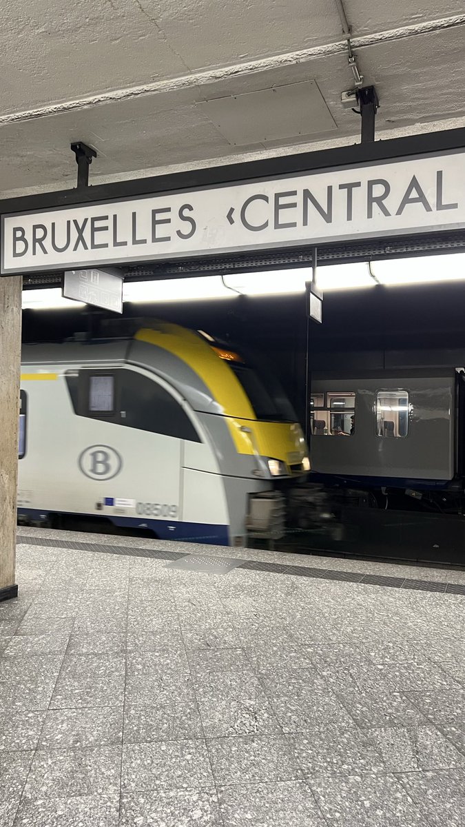 PetrMader73's tweet photo. Bahnzeit Bruxelles-Central #bahnzeit IC 3310 ->Antwerpen @SNCB @Interrail https://t.co/Fi0kC03Htg