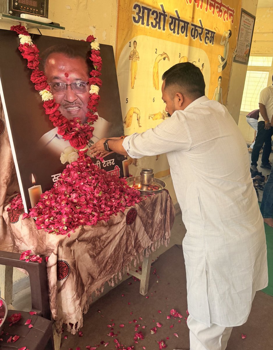 आज भारतीय जनता युवा मोर्चा, मध्यप्रदेश के प्रदेश अध्यक्ष माननीय श्री श्याम टेलर जी के पूज्य पिताश्री स्व. श्री हेमंत टेलर जी की 5वीं पुण्यतिथि पर शाजापुर पहुंचकर उन्हें विनम्र श्रद्धांजलि अर्पित कर अपनी गहरी संवेदनाएं व्यक्त की।
<a href="/shyamtailorsjr/">SHYAM TAILOR</a>