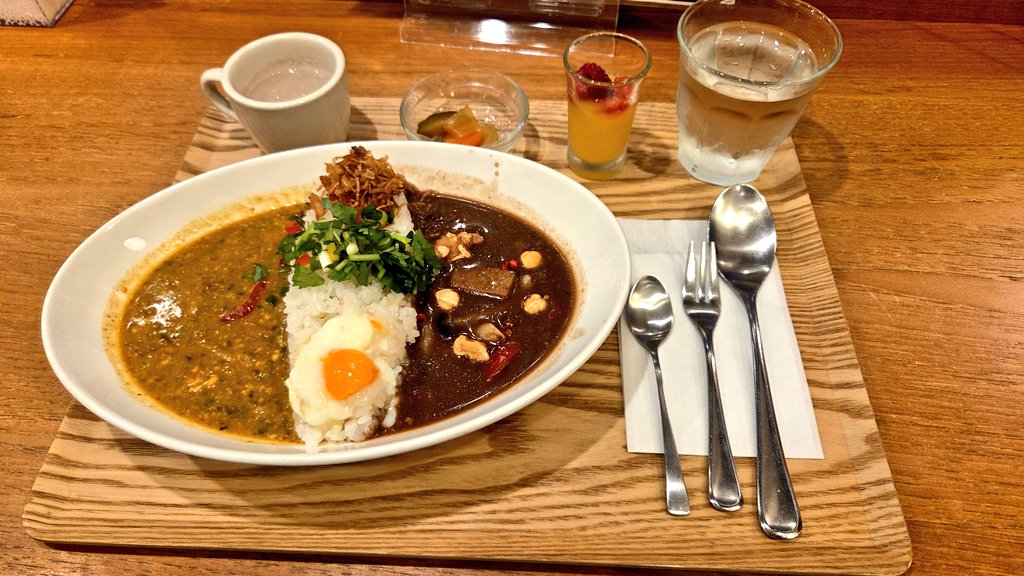 ワシがいつもカレーばかり喰ってると思ったら大間違いだかんね！
それはそれとして今夜の晩ご飯は鶏ひき肉&amp;タケノコとカカオ&amp;ナッツのあいがけカレーセットや。