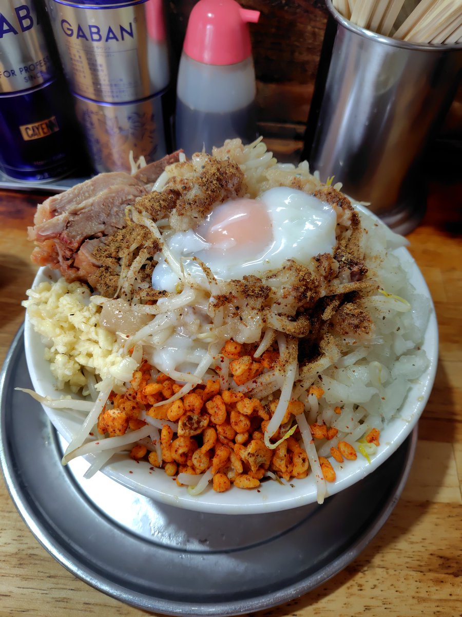 daitabememo's tweet photo. 麺でるにてまぜそば注文🍜
カラメ以外全マシ
ジャンク感ハンパなかったけどそれが逆に良くて美味かった👍
#麺でる https://t.co/pzjRqHzX35