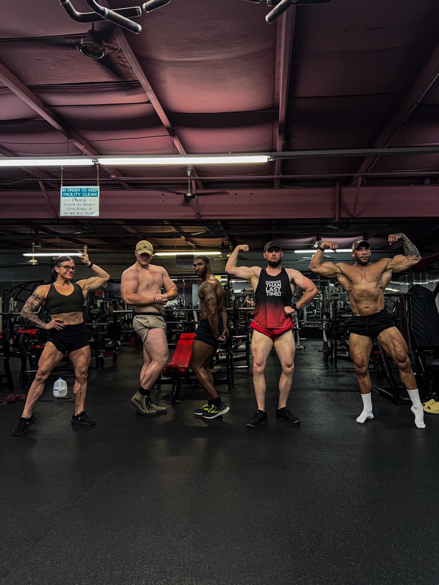 Morning twitter… #fit <a href="/muscles2016/">Luciana Esquilin</a>