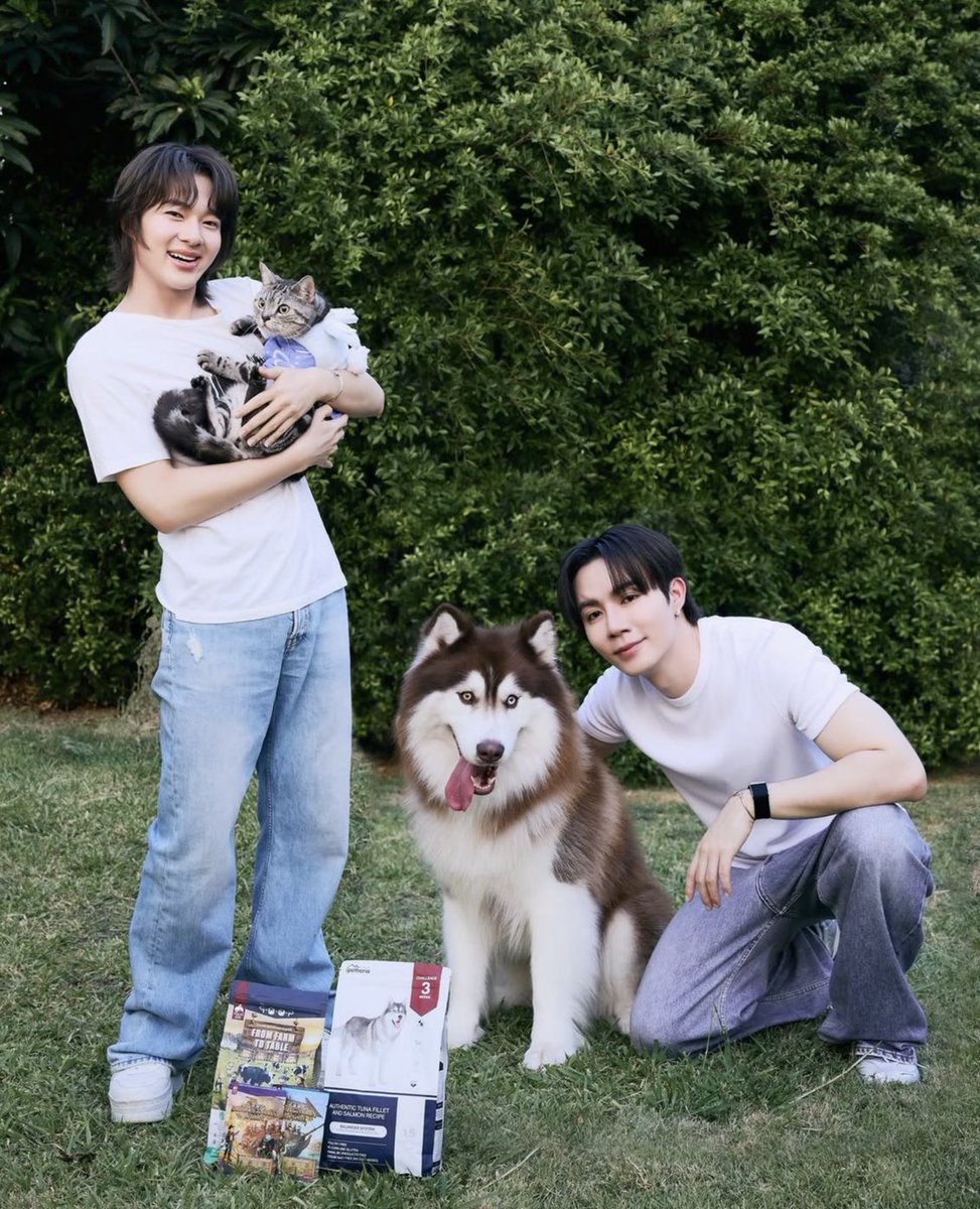 HOLY SHYTTT this is literally a young family photo after marriage with 3 kids, one son with dad, baby with mom, and Kai Jeng still in school 🤭🫠🤏🏼

THIS IS A PARENT WITH THEIR CHILD IN A HAPPY FAMILY PHOTO, no one can convince me otherwise 🐶🐱💖

#ZeePruk #NuNew #ZeeNuNew 💞✨