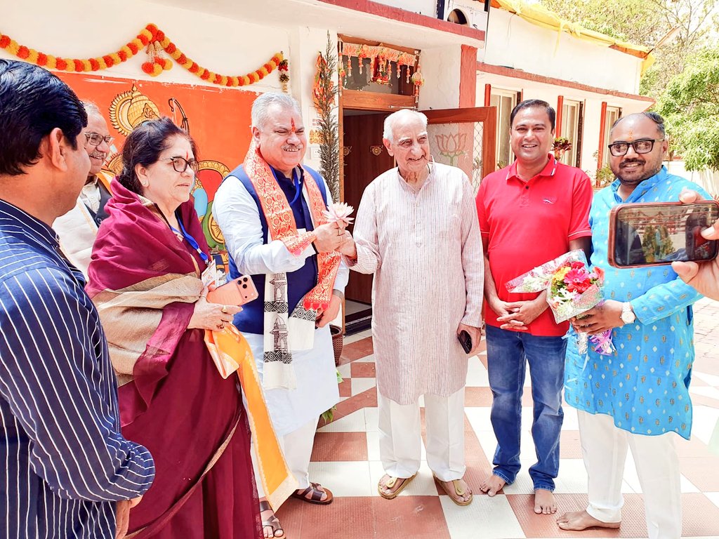 मध्यप्रदेश के धार नगर प्रवास के दौरान वरिष्ठ नेता, पूर्व प्रदेश अध्यक्ष एवं पूर्व केंद्रीय मंत्री श्री विक्रम वर्मा जी से सौजन्य भेंट कर उनका कुशलक्षेम जाना।