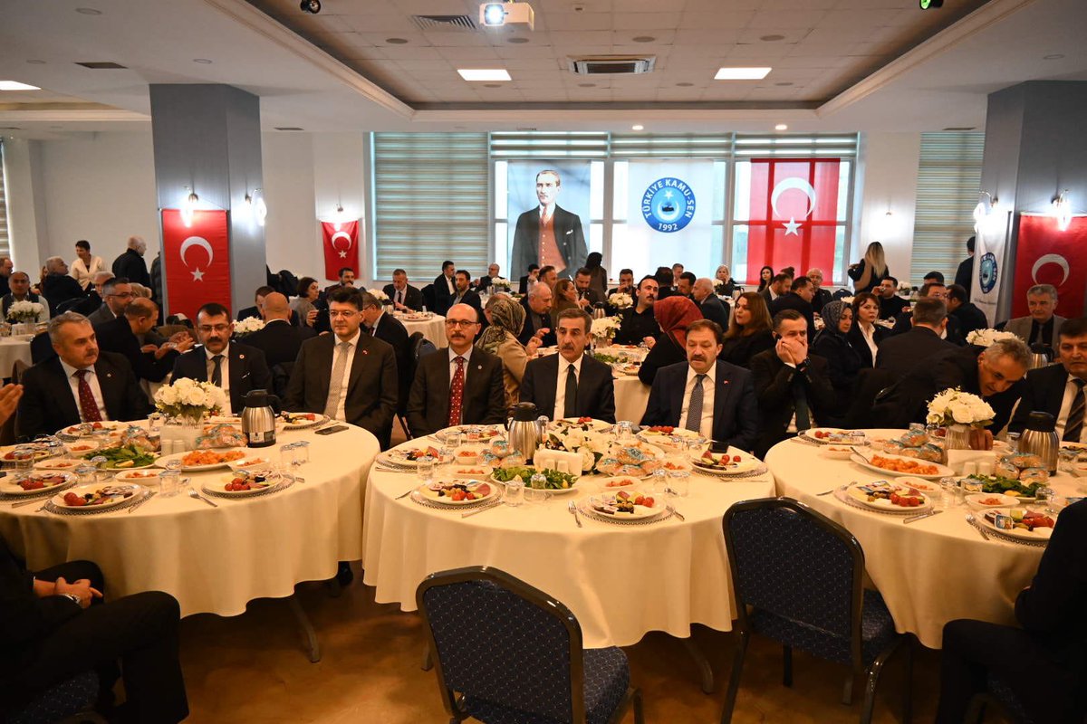 OnderKahveci's tweet photo. 📍İSTANBUL’DAYIZ!

ANADOLU YAKASI TEŞKİLAT BULUŞMAMIZI BÜYÜK BİR COŞKU VE HEYECANLA GERÇEKLEŞTİRDİK

💢Avrupa Yakası teşkilat başkanlarımız ve üyelerimizle gerçekleştirdiğimiz toplantımızın ardından bugün ise Anadolu Yakası’nda; Türkiye Kamu-Sen’imizin uç beyleri ile bir araya geldik.

💢Sendikalarımızın Genel Başkanları, Genel Başkan Yardımcılarımız, Şube Başkanlarımız, teşkilat yöneticilerimiz ve üyelerimizin yoğun katılımı ve yüksek motivasyonlarıyla gerçekleşen toplantımızda, Türkiye Kamu-Sen’imizin kamu görevlilerimizin güçlü sesi ve sağlam güvencesi olduğunu bir kez daha ifade ettik.

💢15 Mayıs yetki sürecine giderken, Türkiye Kamu-Sen olarak yetkiyi almak  için omuz omuza, azim ve inançla çalışıyoruz.

💢Kamu görevlilerimizin beklenti ve taleplerini karşılamak için güçlü irademizi hem sahada ve hem masada ortaya koyacağız.

💢İnanç ve heyecanlarıyla gücümüze güç katan tüm teşkilat mensuplarımıza ve bu anlamlı toplantıların hazırlanmasında emeği geçen İstanbul İl Temsilciliğimize teşekkür ediyorum. 

➡️Birlikte güçlüyüz, birlikte başaracağız!
➡️Türkiye Kamu-Sen varsa, umut da vardır!
