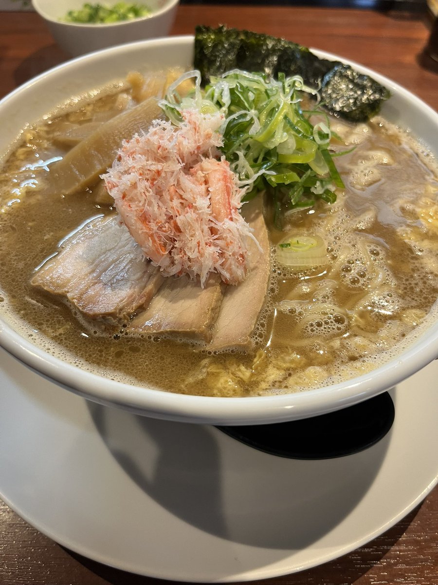 tkused's tweet photo. 二代目白神@各務原
カニ玉カニ身入りラーメン
お久しぶりの限定カニシリーズ
メンマと燻製チャーシュー？もとても香ばしく肉厚でめちゃ美味しい😋
ネギも相性良く、カニ身もたっぷり🦀
ちぢれ麺と主役のスープもめちゃうまでした😋
定期的に食べたいですね！ https://t.co/2A4KuXCuUD