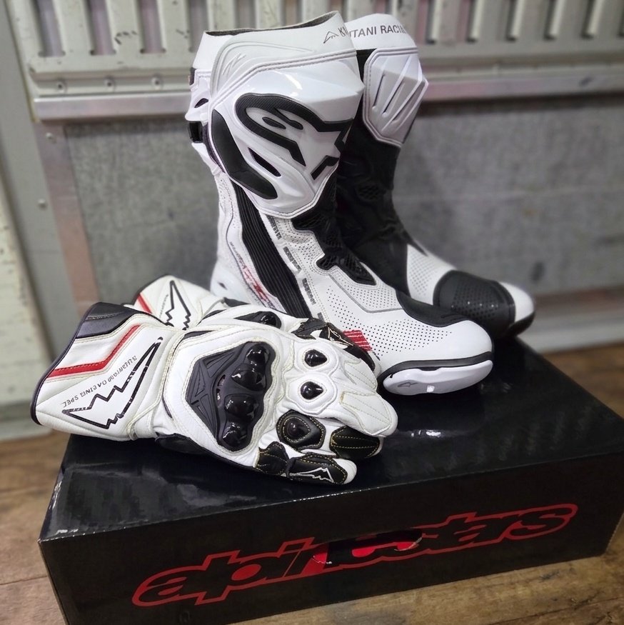 みなさん既にお分かりかと思いますが...
今シーズンからKUSHITANIのツナギを着用して戦います！🔥首から下はパンツ以外全部KUSHITANIです💪🫣

袖を通した瞬間に「このツナギで1年間戦ったっけ？🤔」ってなるフィット感。慣らしも要りませんでした😳

​富士山マークと共に、全力で戦います！