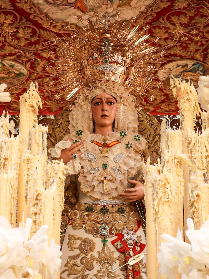 Como cada día, a las doce, rezamos el Ángelus para invocar y poner todas nuestras intenciones ante Nuestra Bendita Madre, María Santísima de la Esperanza.

El ángel del Señor anunció a María. Y concibió por obra y gracia del Espíritu Santo.

(Dios te salve, María...)

He aquí la