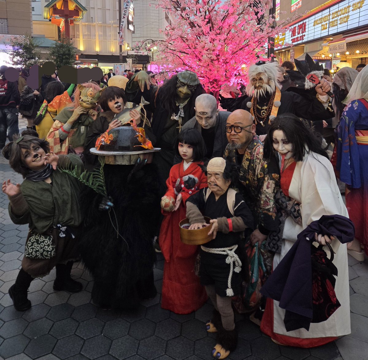 KyusakuMishima's tweet photo. 浅草に百鬼夜行が出現。
妖怪達に続いて人々が歩き、巨大な蛇のごとく浅草を行脚していた。
素晴らしい空間だった。 https://t.co/DiDhib8l7G