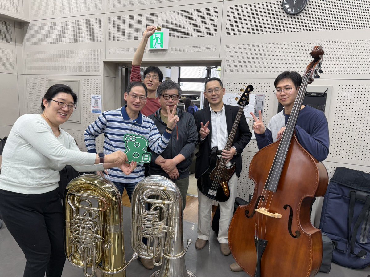 sousui_1977's tweet photo. 定期演奏会まであと８日！
Tubaパートは新たなメンバーが加り、ちょっぴり若返りました🤣
今年の演奏会もヘビーな曲ばかりですが、桜満開の演奏をお届け出来るよう頑張ります！

 #草津吹奏楽団  #そうすい  #滋賀  #定期演奏会  #吹奏楽 https://t.co/S6x8TI1IWX