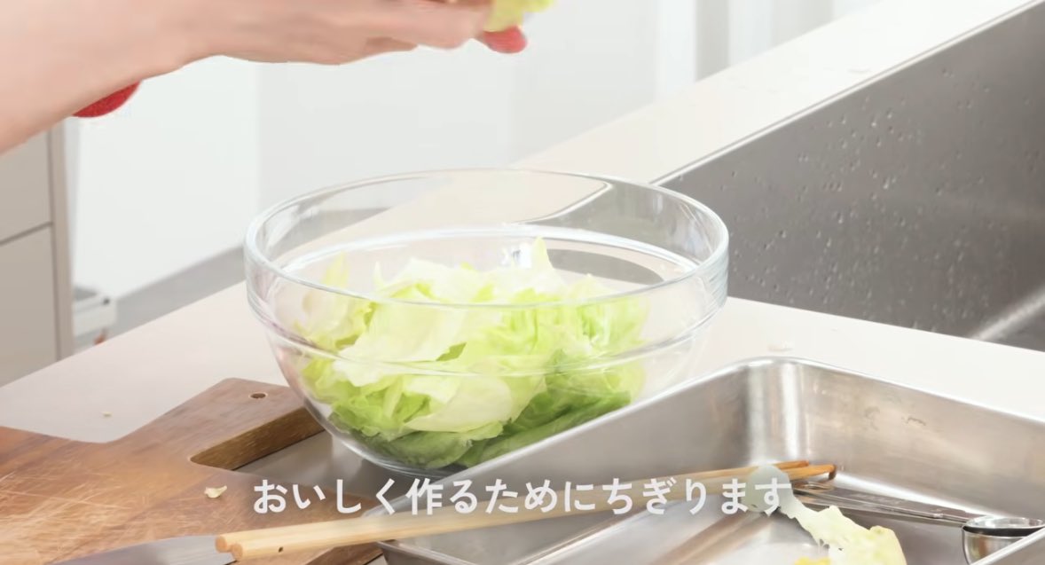 akari_hasegawa's tweet photo. 豚しゃぶとレタスの梅バター和え、ちぎって茹でて和えるの3ステップであたらしいおいしさです。よかったらぜひ。 https://t.co/Qae69NUiKk