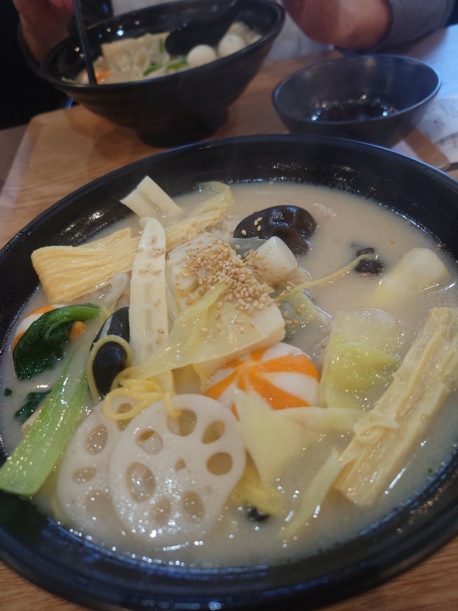 tsuri3535's tweet photo. 会社の人と初麻辣湯♡
具材は......
キクラゲ、白キクラゲ、じゃがいも、キャベツ、小松菜、レンコン、湯葉、プチプチ団子、姫竹、ホタテ、うずら卵、トッポギ、ブンモジャ、とうもろこし麺、エビ

食べすぎた笑 https://t.co/UeU87dXhLb
