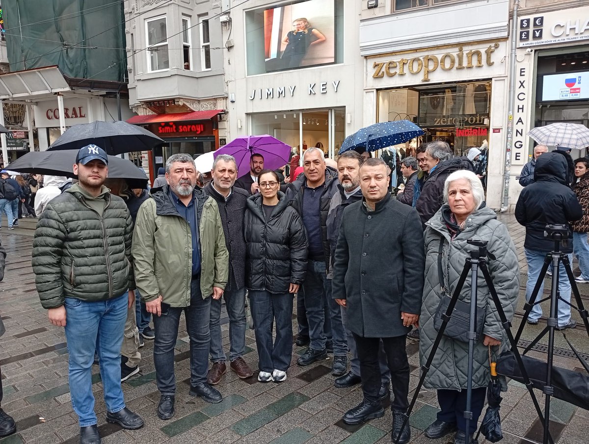 insanhaklariCHP's tweet photo. Cumartesi Anneleri 1097 haftadır adalet arıyor!

İnsan Haklarından Sorumlu İl Başkan Yardımcımız Selahattin Erbaş ve Komitemiz, Cumartesi Anneleri'nin 1097. eylemine destek verdi. https://t.co/HKbucIXMHV