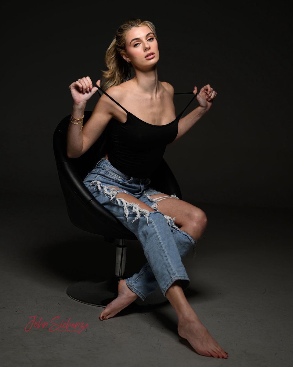 tinstafl's tweet image. One light ripped jeans and barefoot still does not detract from her beauty. #onelight #rippedjeans #barefoot