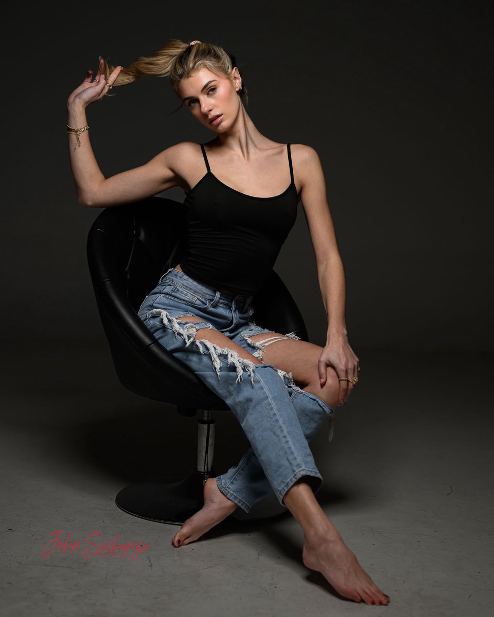 tinstafl's tweet image. One light ripped jeans and barefoot still does not detract from her beauty. #onelight #rippedjeans #barefoot