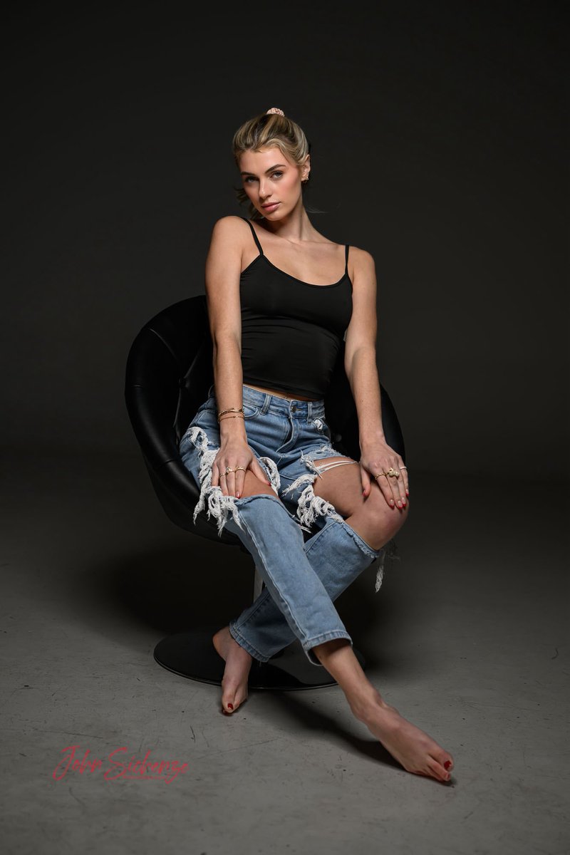 tinstafl's tweet image. One light ripped jeans and barefoot still does not detract from her beauty. #onelight #rippedjeans #barefoot