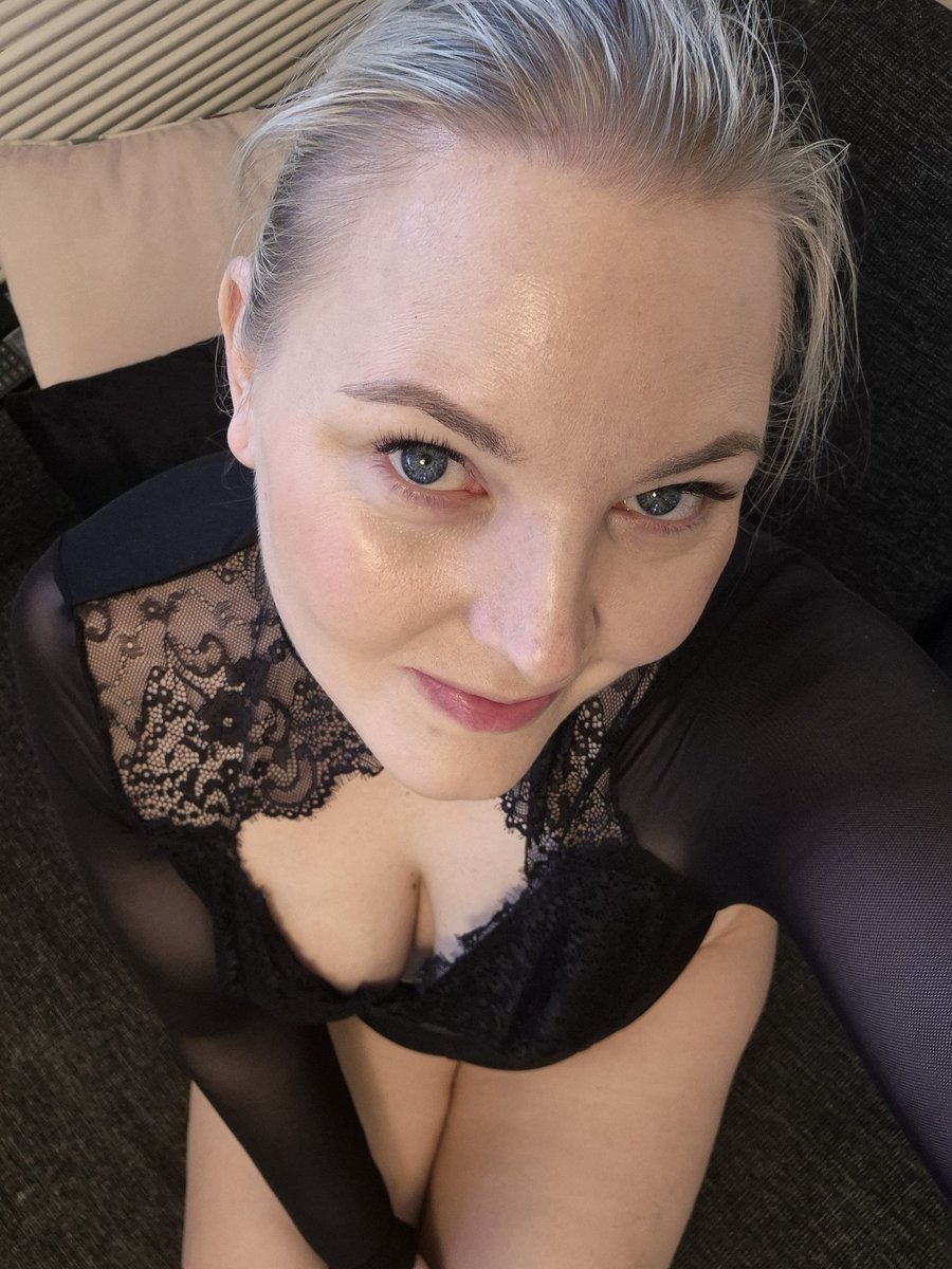 F1nmari's tweet image. Stare competition? 

#blueeyes #solo #blonde #milf #finnishwoman