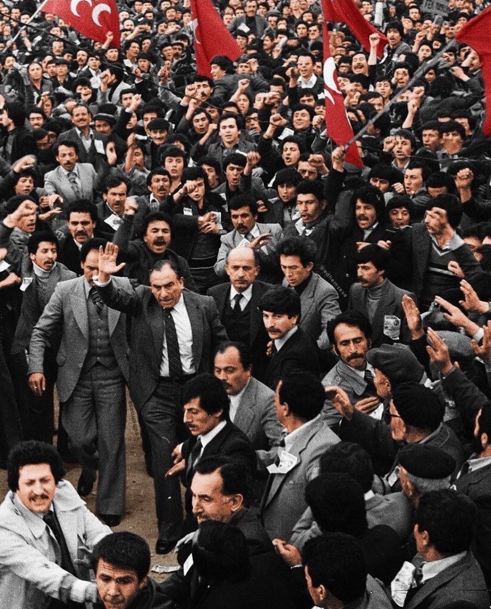 Yürü dese dağlar yürür,
Dur dese kalpler dururdu

Başı dik anadolu çocuklarının Başbuğ’u, sevdamızın ve kavgamızın mihmandarı, yolbaşçısı Başbuğumuz Alparslan Türkeş’i vefatının sene-i devriyesinde saygı, rahmet ve özlemle anıyoruz. 

Dün Türkeş, Bugün Türkeş, Daima;
Başbuğ