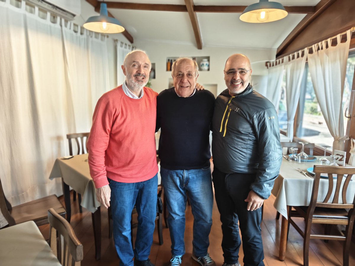 A moment that tells much more than a simple sale.

Behind every transaction there are people, stories, and trust. This photo captures exactly that: the shared satisfaction of a successful journey and the beginning of a new adventure at sea.

Fair winds to the new owner #Oyster42