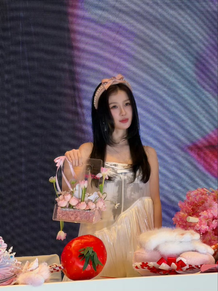 yu shuxin pics tweet media