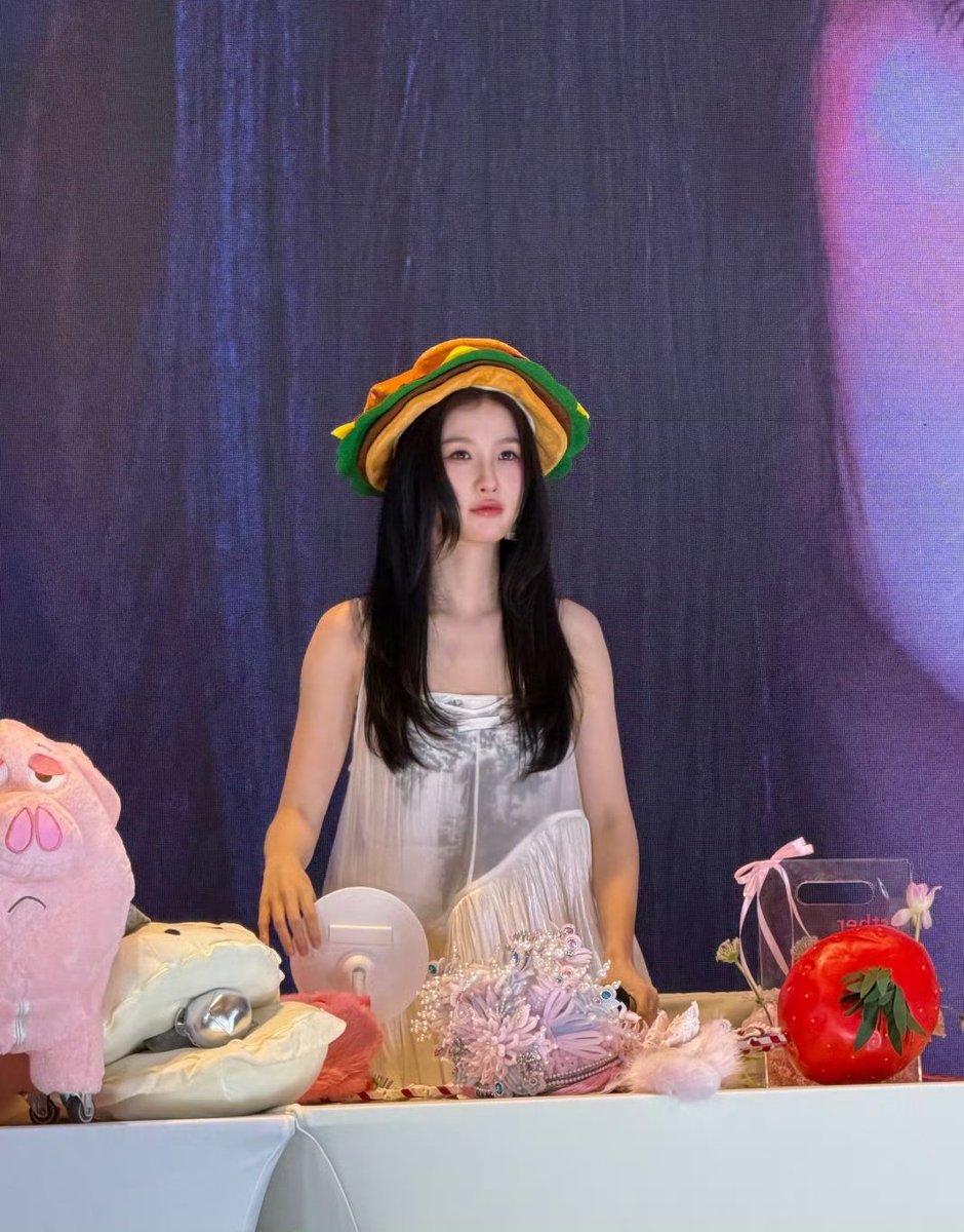 yu shuxin pics tweet media