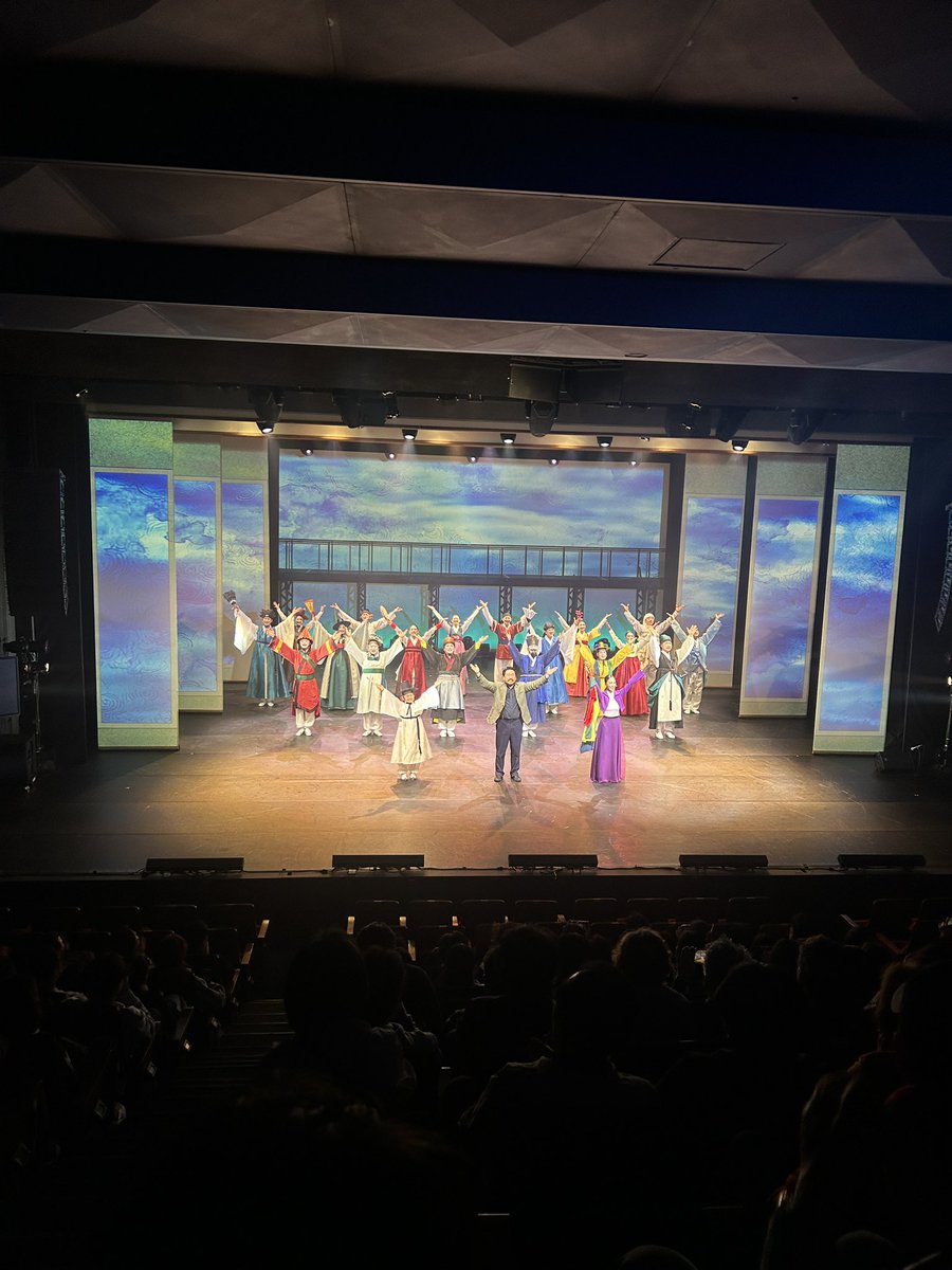thtrman's tweet photo. #국립정동극장예술단 <광대>가 소리꾼과 무용,연희의 새로운 짝으로 두번째 공연을 마쳤습니다. 초연부터 함께 한 #이상화소리꾼 의 능숙함과 2기 #최이정소리꾼 의 귀여움이 씨너지를 만듭니다. 흥을 더한 무용과 연희는 말이 필요없을 정도입니다.
2026.4.3-5.30 #국립정동극장 
#광대 #안경모연출 https://t.co/km1MVDQ9XM