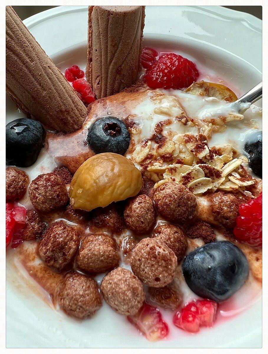 PrangSi's tweet photo. Sunny morning = yogurt bowl + fresh berries + a tiny spoon of honey  Perfect bite, perfect start. https://t.co/F5hF4XTv24