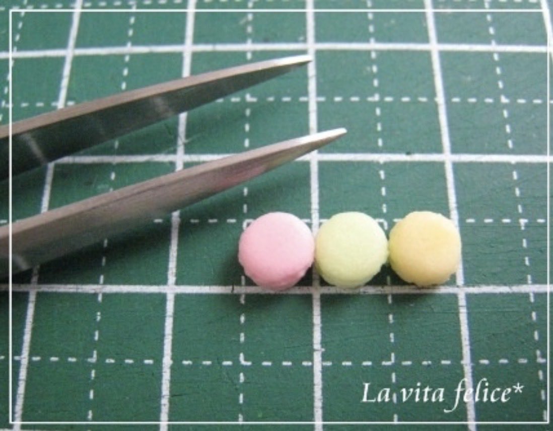 felice7handmade's tweet photo. 樹脂粘土で作った
直径5ミリのマカロンです♪

#ミニチュアスイーツ
#フェイクスイーツ
#樹脂粘土　#スイーツデコ
#ハンドメイド好きさんと繋がりたい https://t.co/QzdutIEryW
