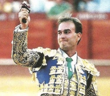 ArenasSNicasio's tweet photo. La Semana Santa acaba con dos trágicas noticias. Han fallecido Ricardo Ortiz, ex matador de toros y actual corralero de la Malagueta, y Francisco Díaz, padre del maestro @CurroDiazOf 

Desde esta empresa mostramos nuestras condolencias y enviamos un fuerte abrazo a sus familias https://t.co/CSlvyBiB2G