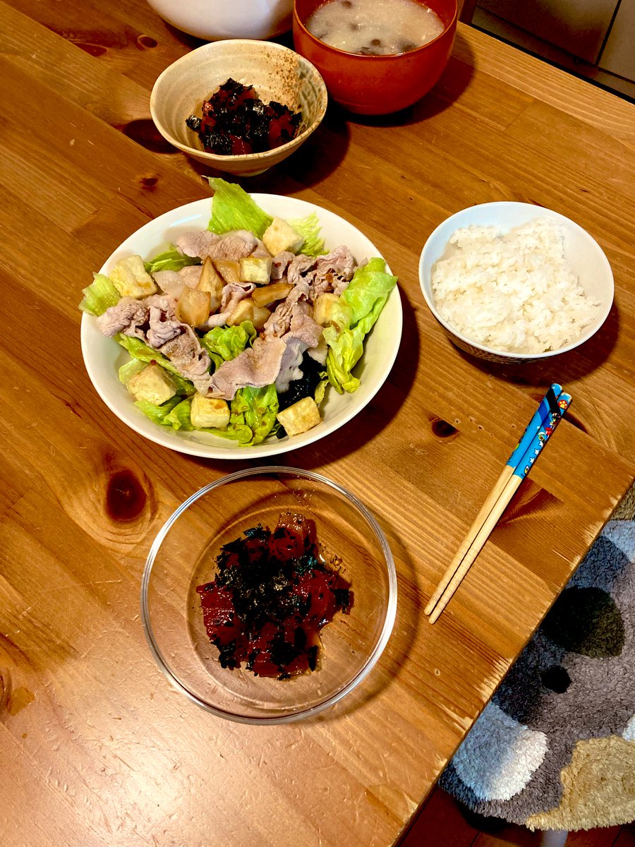 豚しゃぶサラダ、マグロユッケ、残った白身と豚の茹で汁で味噌かき卵ソップ