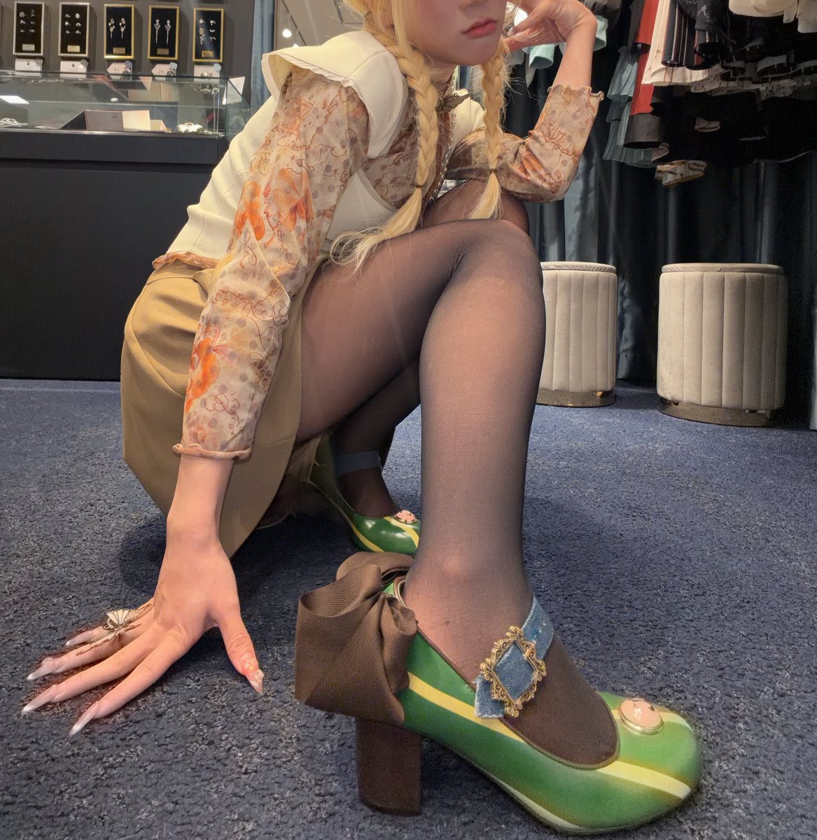 しおん tweet media