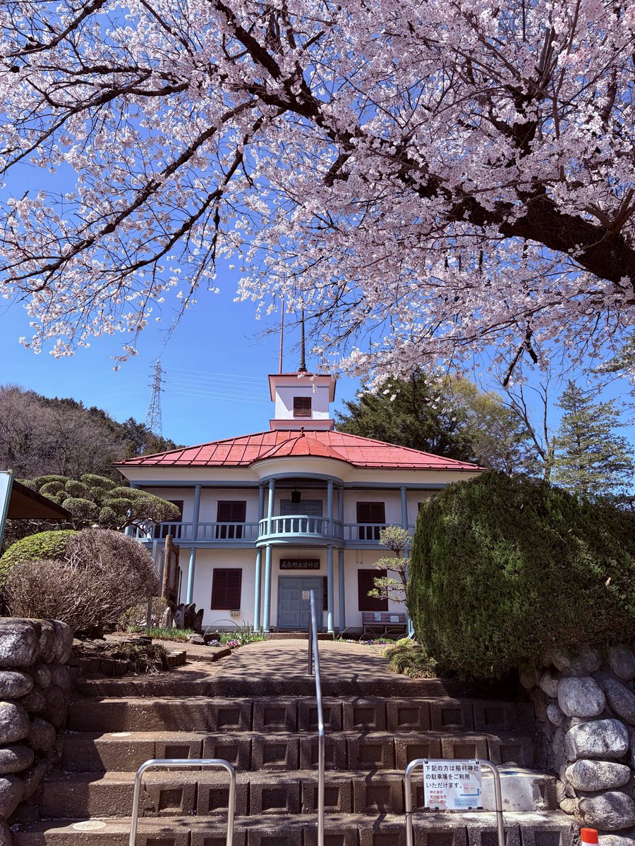 ogata1986's tweet photo. 尾県郷土資料館で
　歴史と季節を感じて下さい‼️

前庭は、
　桜が満開です。

尾県郷土資料館協力会の皆さんの
協力で庭が綺麗に保たれています‼️ https://t.co/mbko4ud7gQ