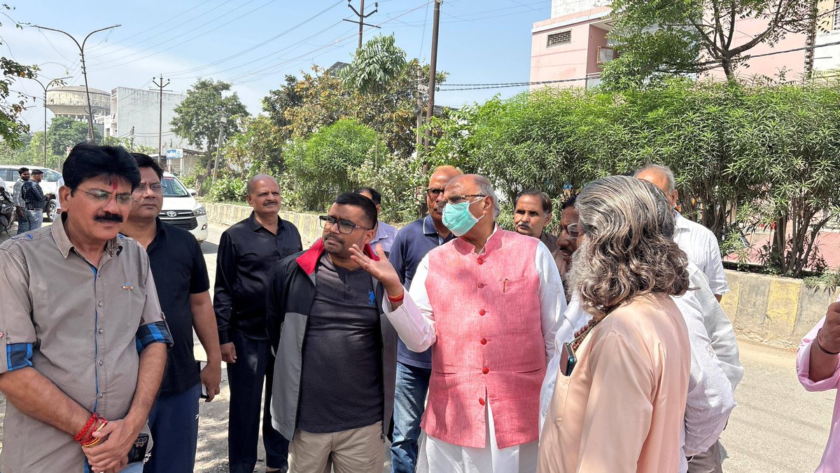 AmitAgarwalBJP's tweet image. आज नगर आयुक्त के साथ #ई-रिक्शा में #बैठकर डिवाइडर रोड, नागलताशी क्षेत्र का स्थलीय निरीक्षण किया एवं विकास कार्यों और #स्थानीय_समस्याओं का गहनता से जायजा लिया।
वाहन डिपो से कंकरखेड़ा बायपास तक बने नाले की स्थिति का निरीक्षण कर संबंधित अधिकारियों को आवश्यक कार्यवाही हेतु सुझाव दिए,