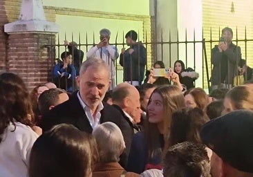 🕯️🇪🇸 SS. MM. los Reyes, junto a la Princesa de Asturias y la Infanta Sofía, asistieron por sorpresa a la Procesión del Silencio de Carabanchel.
La presencia inesperada fue recibida con aplausos y vítores de los vecinos, en un ambiente de cercanía y emoción.
#Felipe6Une