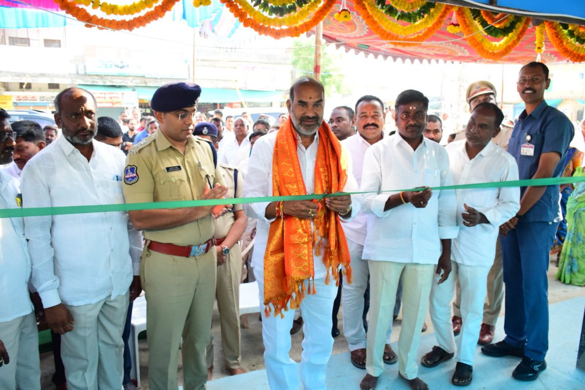 airnews_hyd's tweet photo. 🟦సమాజ భద్రతలో #CCCameras కీలక పాత్ర పోషిస్తాయని, ఒక్క కెమెరా వంద మంది పోలీసులతో సమానమని ప్రభుత్వ విప్, వేములవాడ ఎమ్మెల్యే ఆది శ్రీనివాస్ అన్నారు.

🟦రాజన్న సిరిసిల్ల జిల్లా రుద్రంగి ఏర్పాటు చేసిన 24 సీసీ కెమెరాలను @spsircilla మహేష్ బి గీతేతో ఈ రోజు కలిసి ప్రారంభించారు.

PTC https://t.co/AXkaXiUZTb