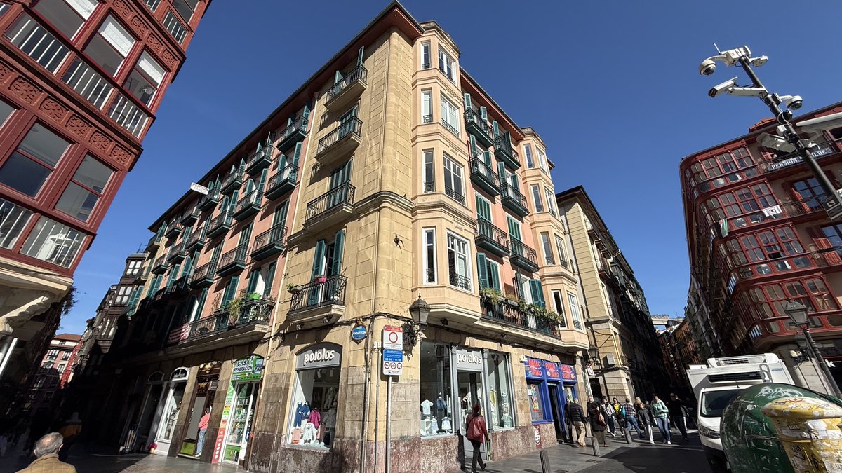mitzyelliott's tweet photo. Good morning from #Bilbao 🇪🇸
#dailydoors https://t.co/zIqcZxm3q2