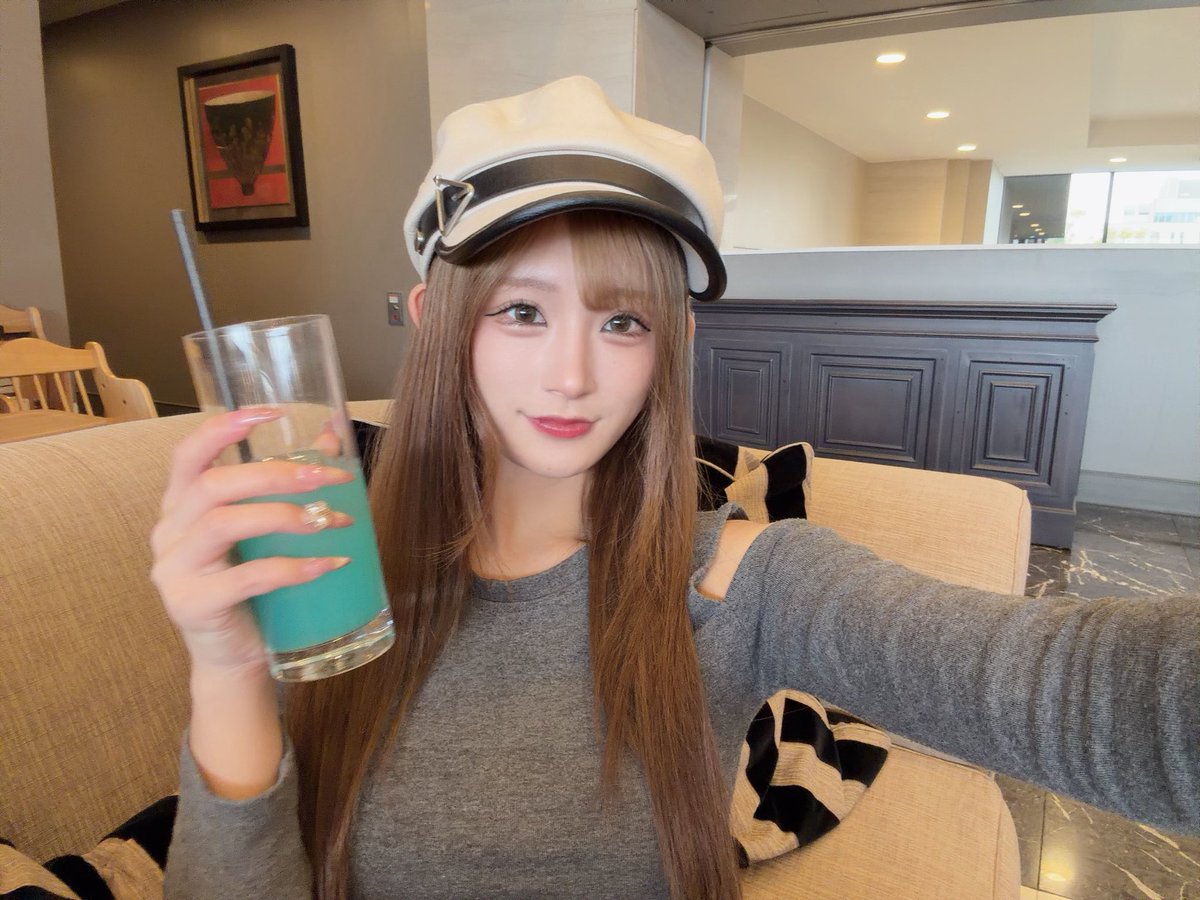 yuachangogo's tweet photo. お久しぶりです💞
久しぶりにパチスロとスーパー以外で洋服きて外出たт_т笑笑ひきこもりーぬ。

この水色の飲み物が美味しすぎて4杯ものんだ😸🩵🩵
金欠なのでワンチャン狙ってパチしにいきます߹ ߹ https://t.co/q7f4biINni