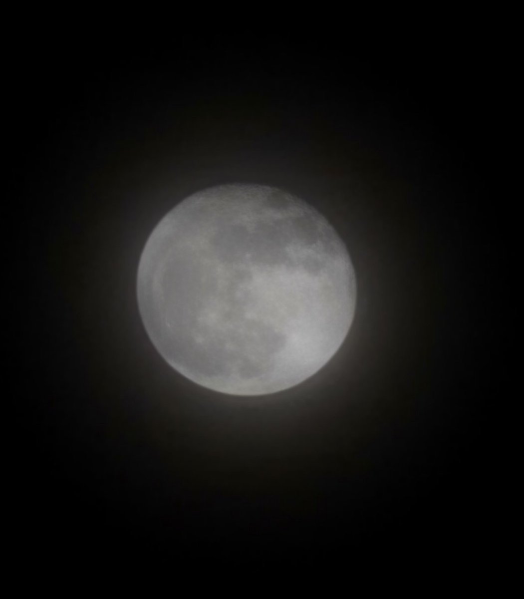 222_yuusuke's tweet photo. 昨日の満月
夜はうっすら雲がかかってた https://t.co/F2R4rlVKUl