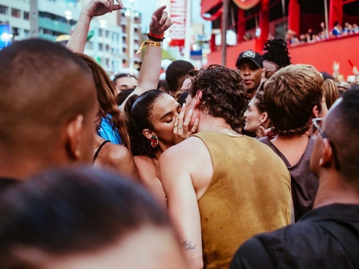 Shawn Mendes hourly tweet media