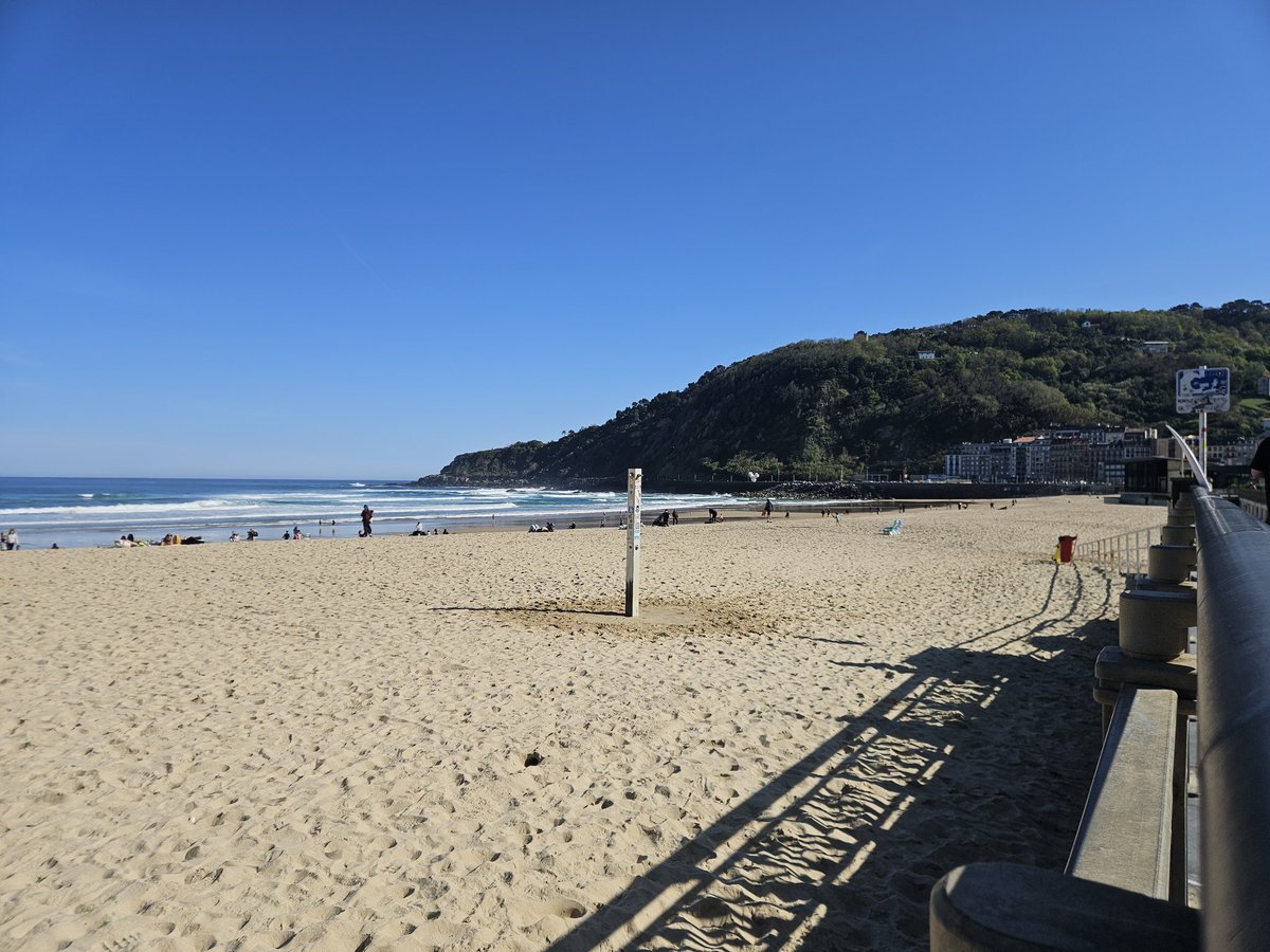 Hoy si, maravilla de día!!!
Zumaia y vuelta, ducha, vermouth y a Anoeta...
Día redondo!!!