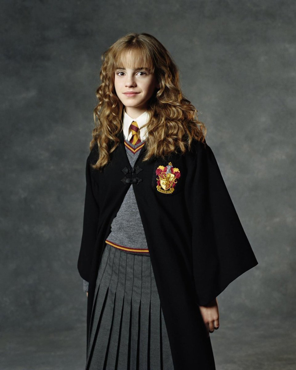 DaenerysFedais's tweet photo. Seçmen Şapka kumpası yüzünden Hogwarts'ın en iyi binası Ravenclaw yerine sıradan bir bina olan Gryffindor'a seçildi maalesef. Kanayan yaramız, çalınan öğrencimiz Hermonie Granger'ı ve kahpe seçmen şapkayı unutmayacağız. https://t.co/dqdctlgyzZ