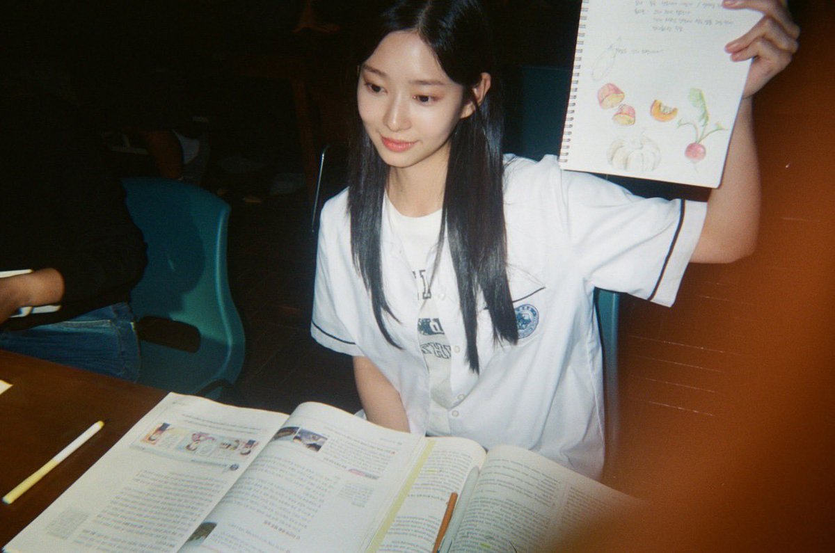 Kim Minju Updates tweet media