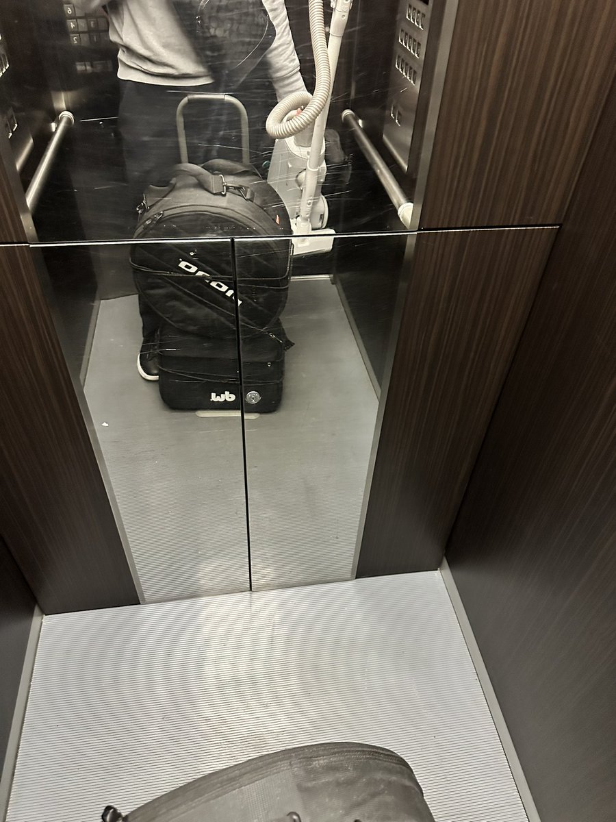 vvb_band's tweet photo. スネアとペダルと掃除機持ってるバンドマン
道ゆく人全員に二度見された。笑 https://t.co/YRvCqw1SxJ